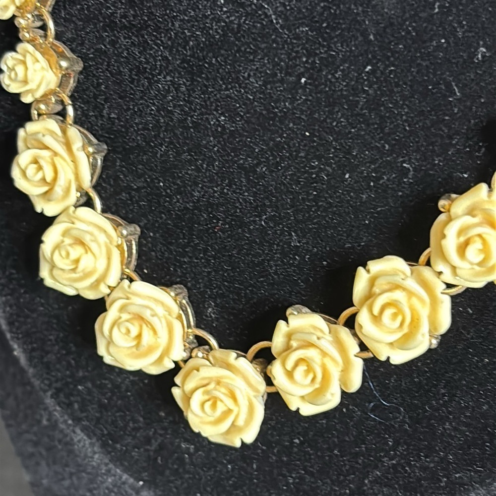 Vintage Carved Roses Elegant Gold Tone Rose Necklace​ - Picture 3 of 7